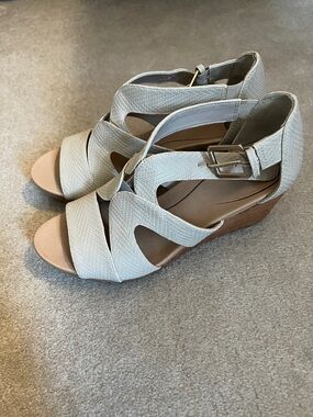6.5 Dr Scholl's Cream Textured Wedge Sandals with Buckle